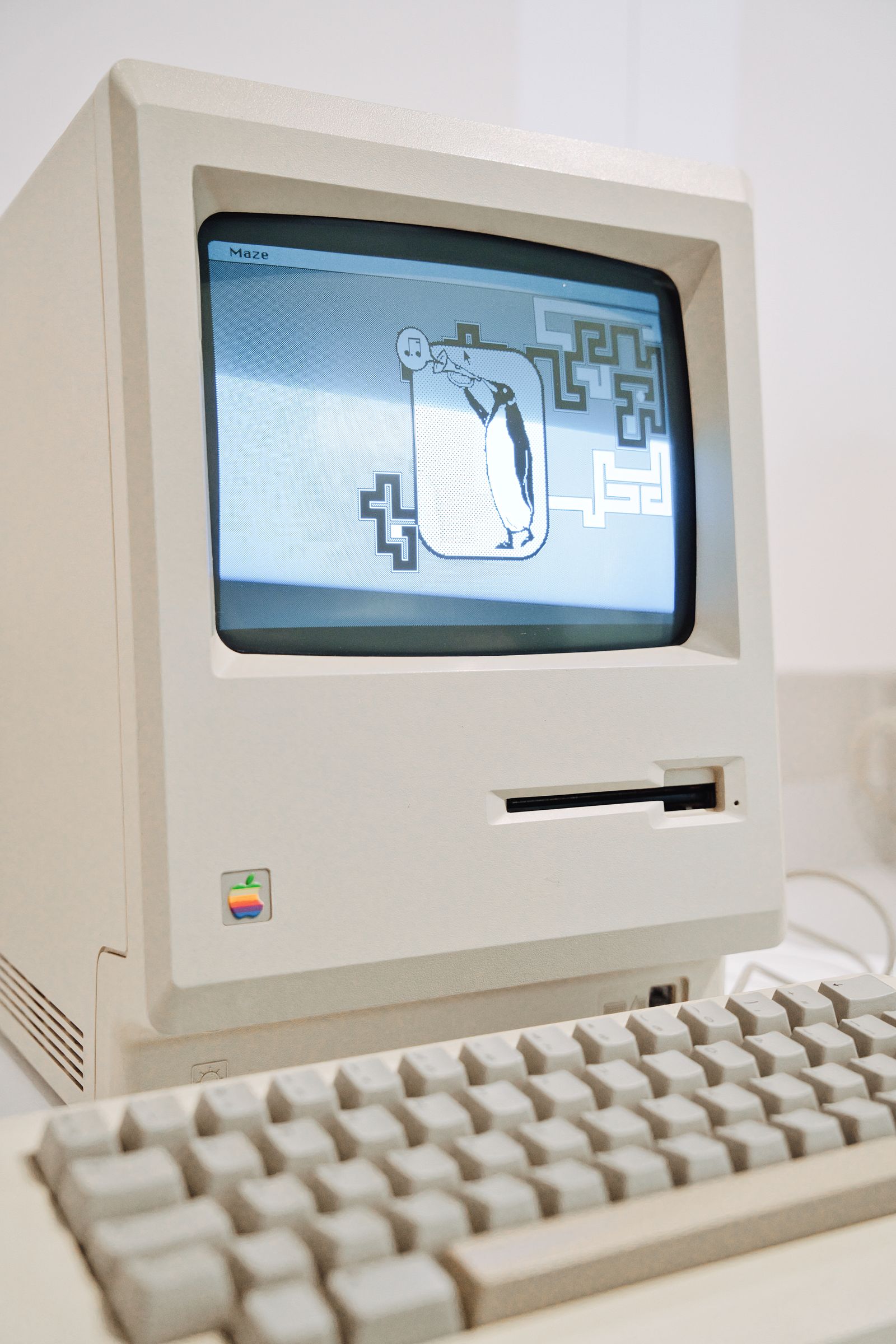 Винтажный Macintosh с пиксельной графикой на экране — пример картинки, которую лучше хранить в PNG