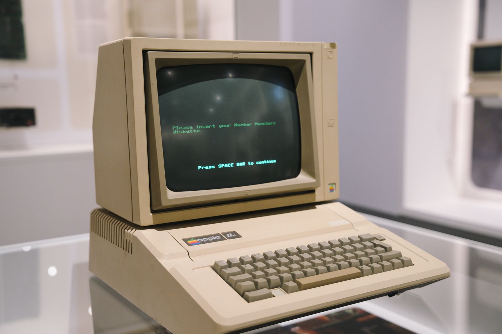 Ретро-компьютер Apple на витрине музея — формат BMP пережил целую эпоху техники