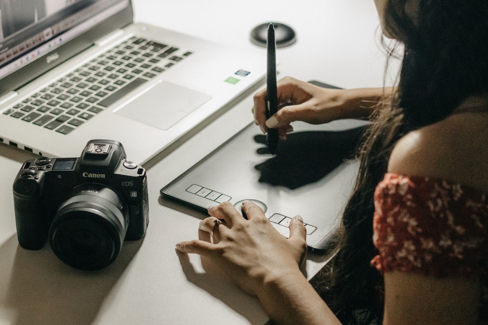 Работа пером на графическом планшете в фоторедакторе