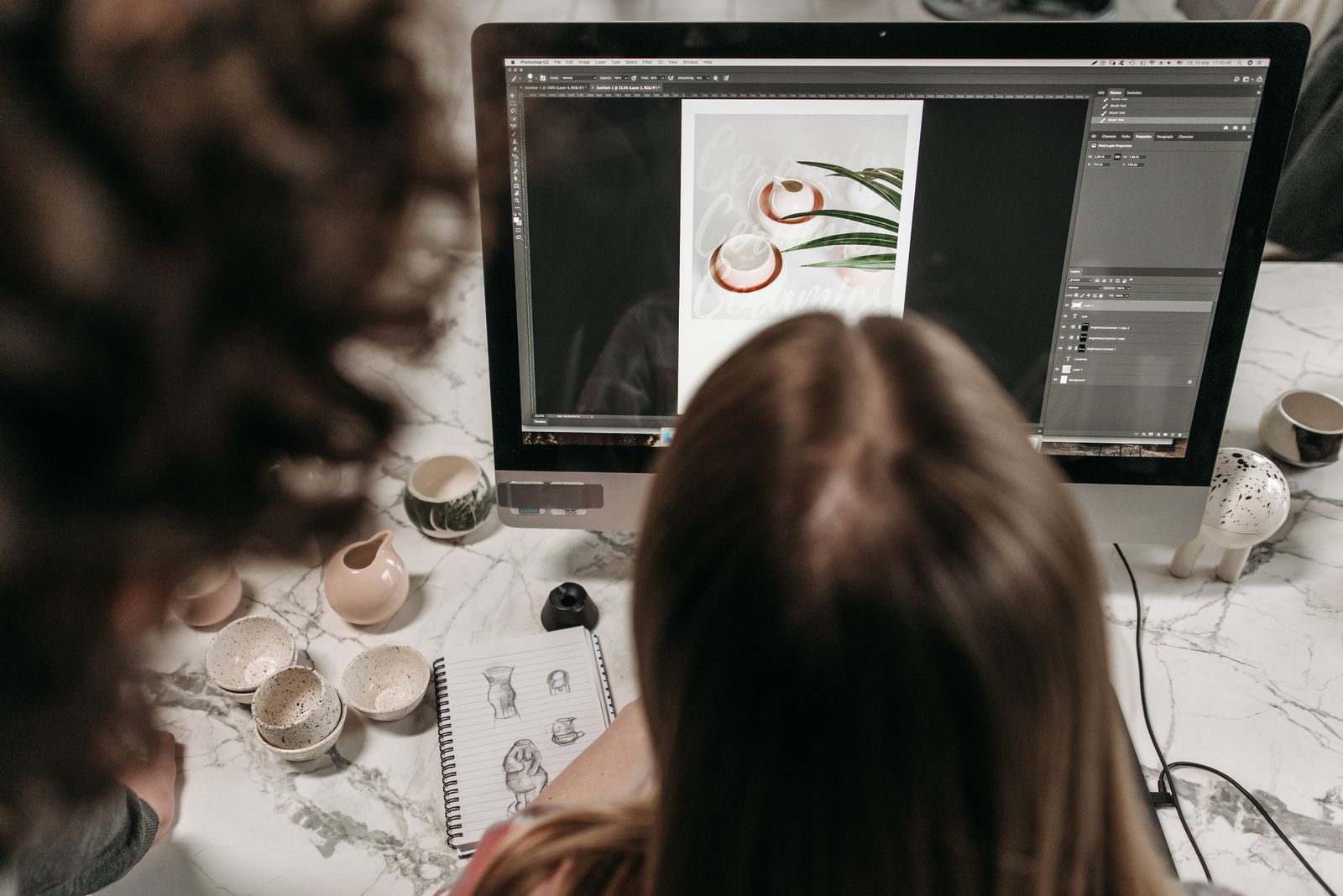 Обработка фотографии в Photoshop, вид сверху на рабочее место