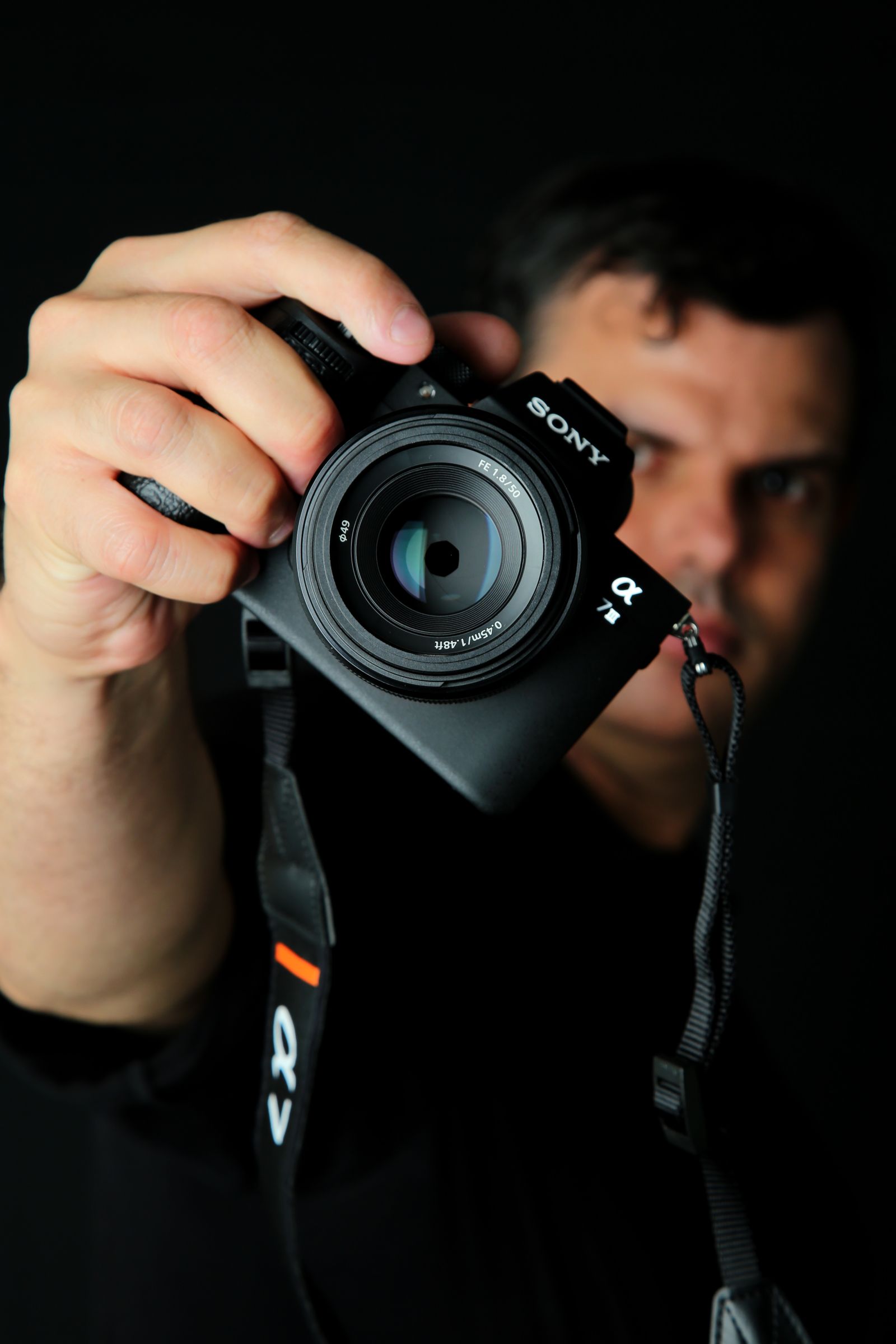 Объектив Nikon крупным планом — RAW с камеры можно открыть онлайн