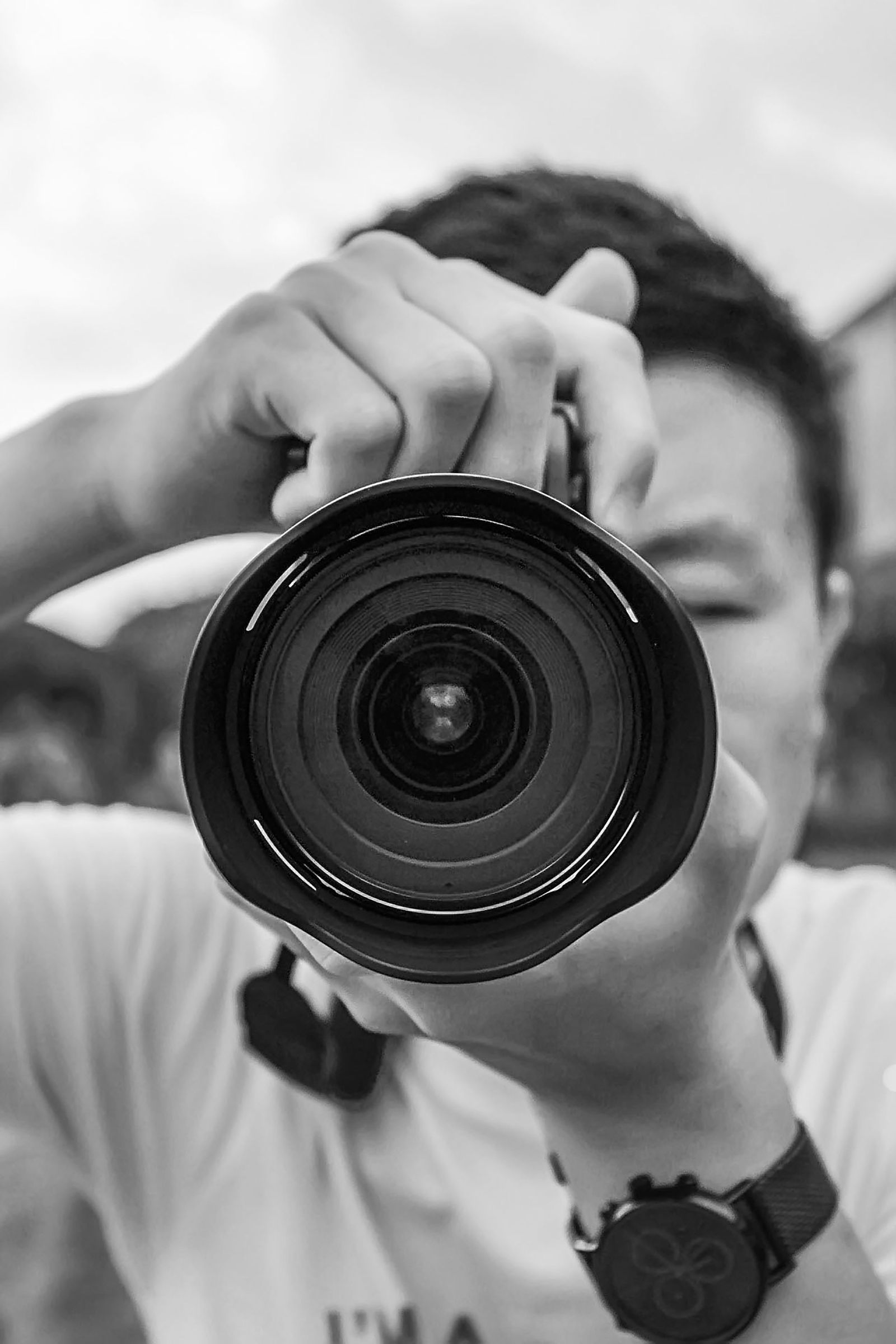 Фотограф наводит камеру — после съёмки кадр ждёт обработка
