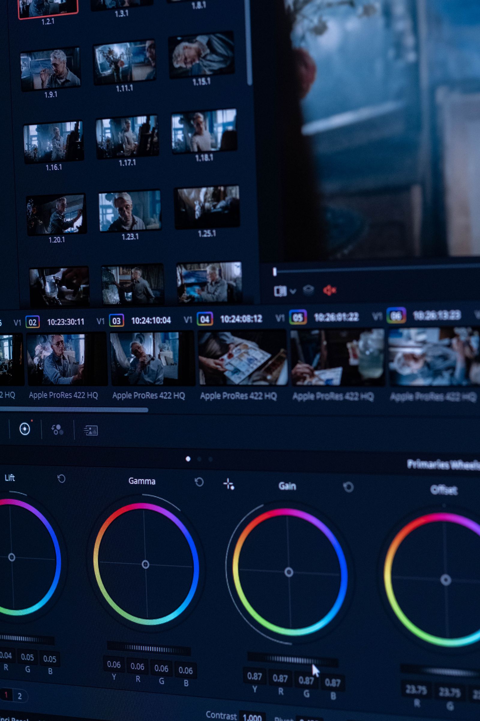 Колёса цветокоррекции DaVinci Resolve и клипы Apple ProRes 422 HQ на мониторе — монтажный кодек живёт внутри контейнера MOV
